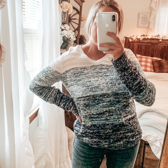 Sweaters - White & Blue vintage chunky knit sweater 🍁